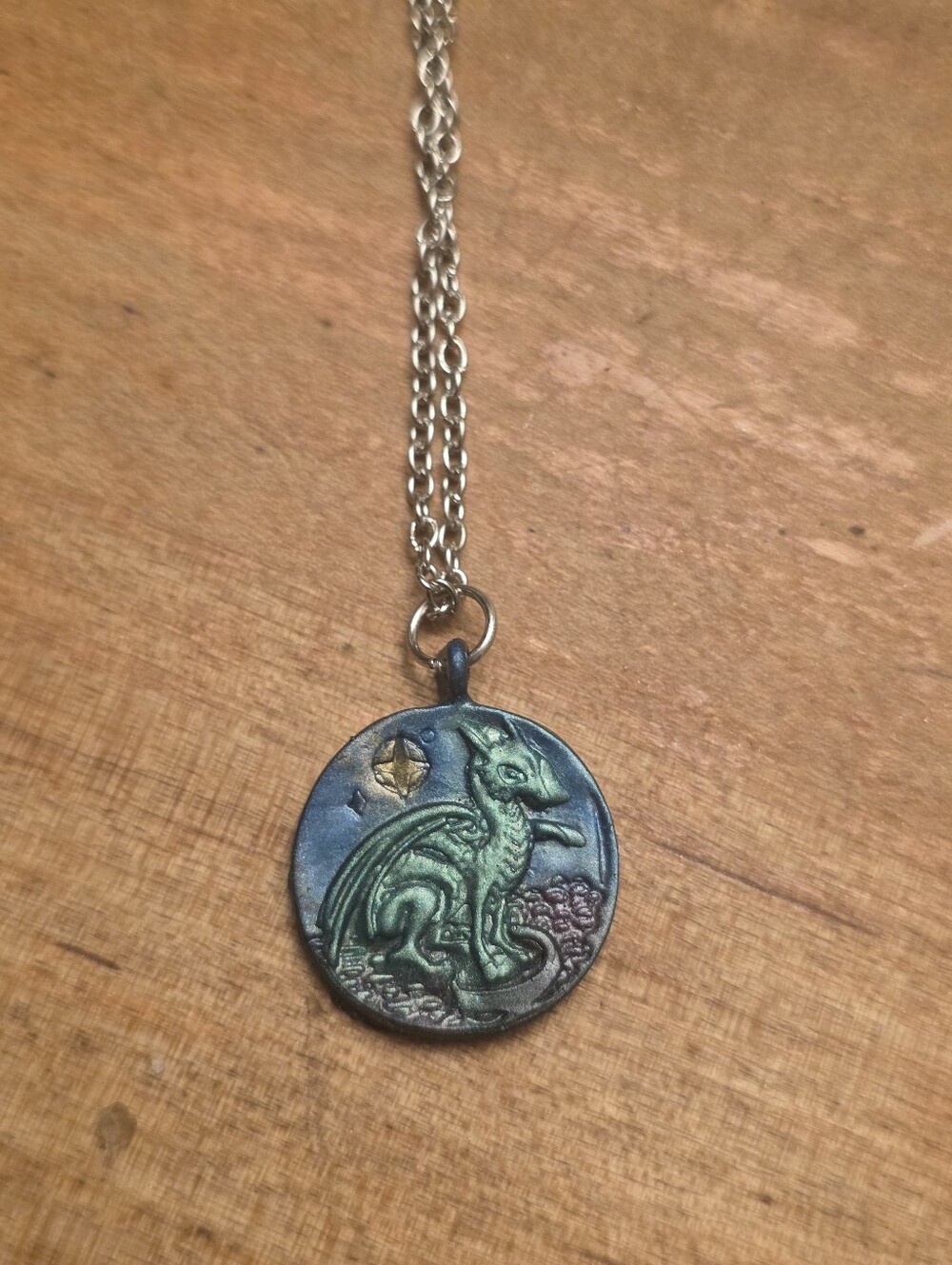 Nwot Ladies Resin Dragon Token Pendant On Silver Tone Chain